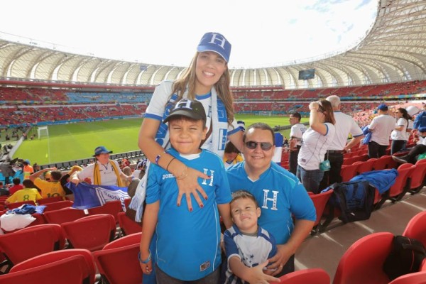Las bellas hondureñas en el estadio Biera-Rio en Brasil