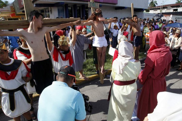 Jóvenes ceibeños dan vida al vía crucis