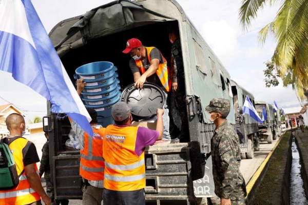 Entregan bono y paquetes a afectados por tormentas tropicales