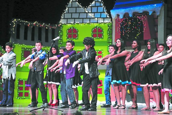 Jóvenes bailando canción de Michael Jackson.