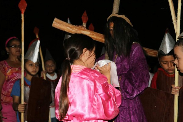 Niños reviven la crucificción de Jesús