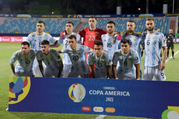 Argentina's football team pose for a picture before the Conmebol 2021 Copa America football tournament quarter-final match against Ecuador, at the Olympic Stadium in Goiania, Brazil, on July 3, 2021. (Photo by Nelson Almeida / various sources / AFP)