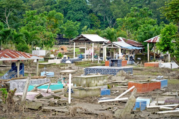 En Choloma luchan por levantarse de entre los escombros