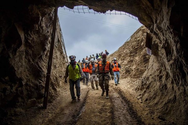 Rescatan en una mina de Chile a un obrero vivo, a otro muerto y buscan al tercero