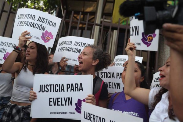 Juicio contra joven salvadoreña acusada de aborto continuará en agosto
