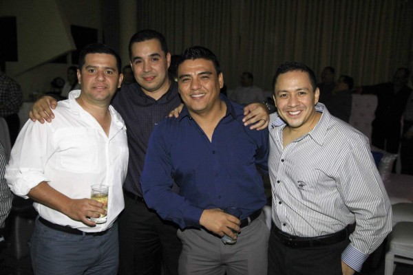 Familia de Elcatex comparte agradable cena