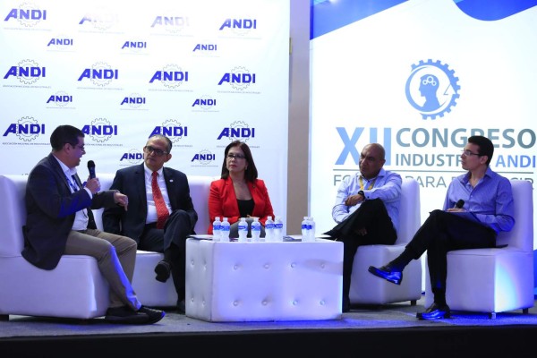 Hay rezago en planes de estudio con relación a lo que necesita la industria