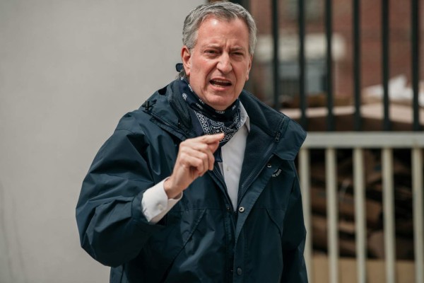 Alcalde de Nueva York pide se denuncie a quienes no respeten distanciamiento