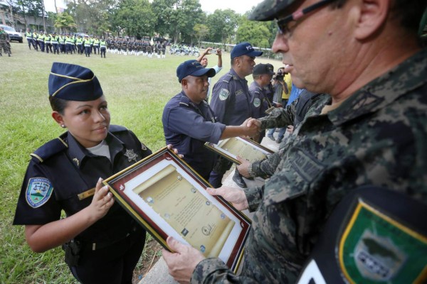 Premian a 18 policías insobornables en San Pedro Sula