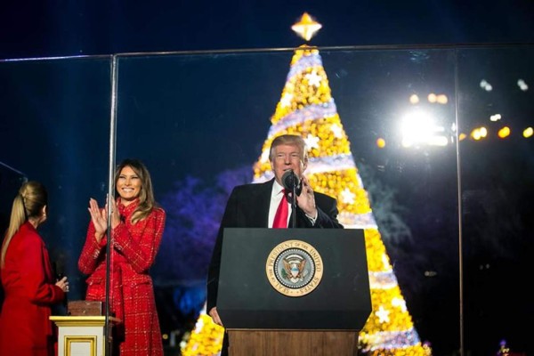 Trump inaugura el árbol nacional de Navidad al ritmo de los Beach Boys