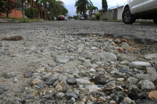 Calles y avenidas de la colonia Aurora están repletas de baches