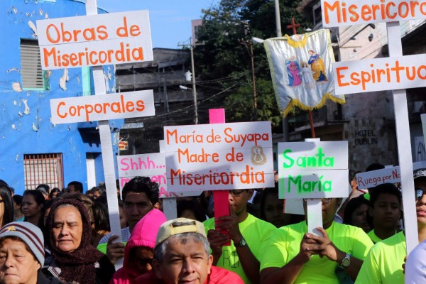 Devotos peregrinan en honor a Virgen de Suyapa