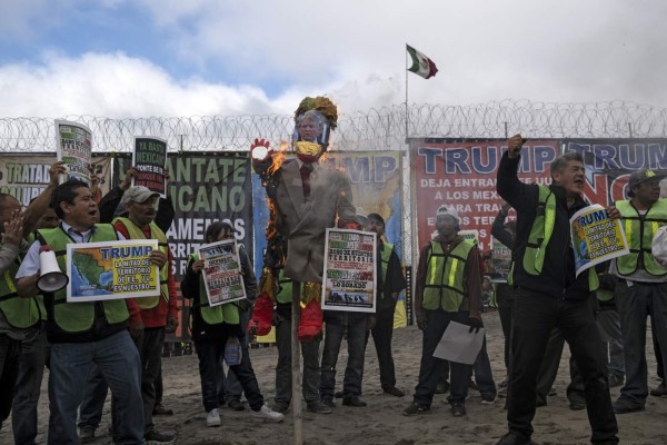 Protestan en frontera entre México y EEUU por políticas antiinmigrantes
