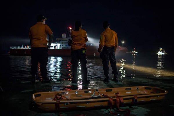 Francia abre investigación judicial por accidente de avión de AirAsia