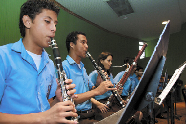 De aniversario la Escuela Victoriano López