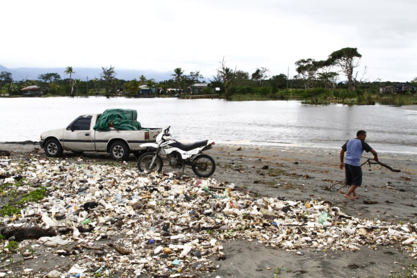 Basura del río Motagua afecta las playas hondureñas