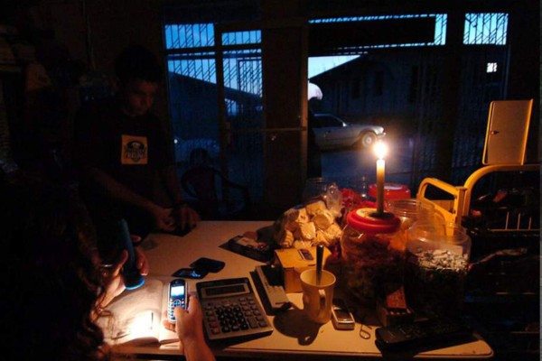 Más de 16 horas sin electricidad llevan pobladores del occidente de Honduras