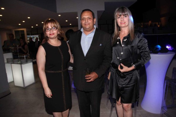Glenda Flores, Luis Mendoza y Bertha Visser