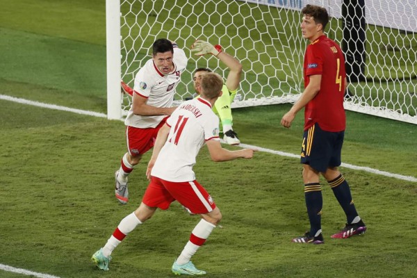 Poland's forward Robert Lewandowski (L) celebrates after scoring the equaliser during the UEFA EURO 2020 Group E football match between Spain and Poland at La Cartuja Stadium in Seville, Spain, on June 19, 2021. (Photo by Jose Manuel Vidal / POOL / AFP)