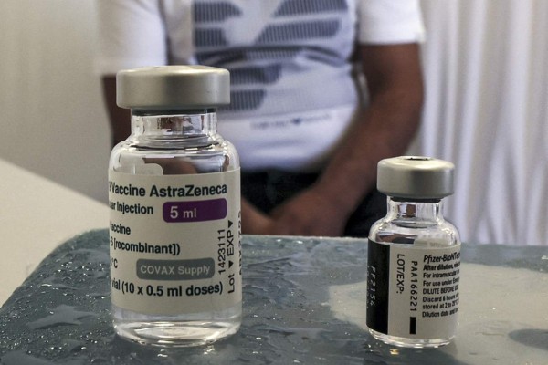 La efectividad de la vacuna Pfizer disminuye más rápido que la de AstraZeneca