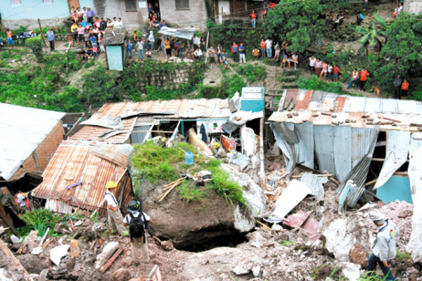 Familia muere soterrada