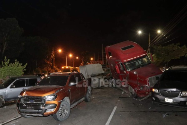 Rastra pierde el control y embiste a cinco vehículos en San Pedro Sula
