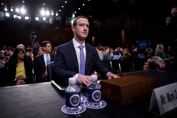 Mark Zuckerberg afirma que Facebook colabora con el fiscal para la trama rusa