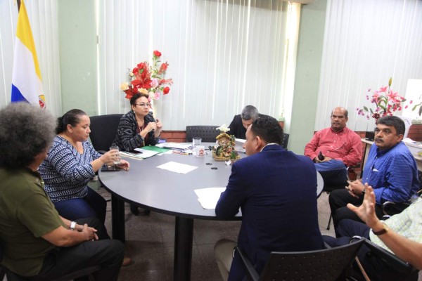 Por supuestas irregularidades destituyen a directora de Unah-vs