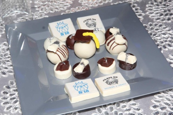 Rumba y felicidad en la graduación de la EIS