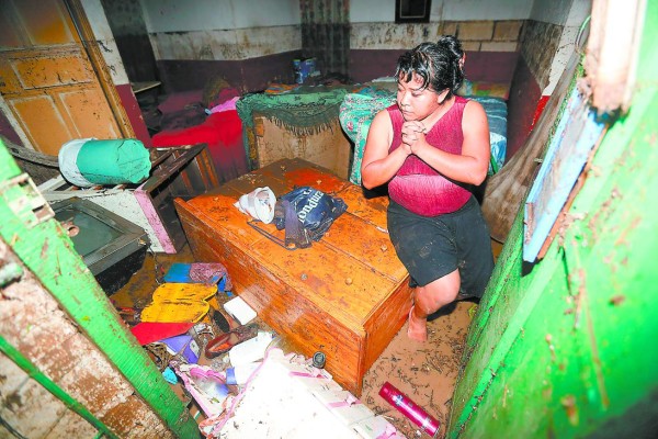 Bomberos rescatan a joven tras quedar soterrado en su casa