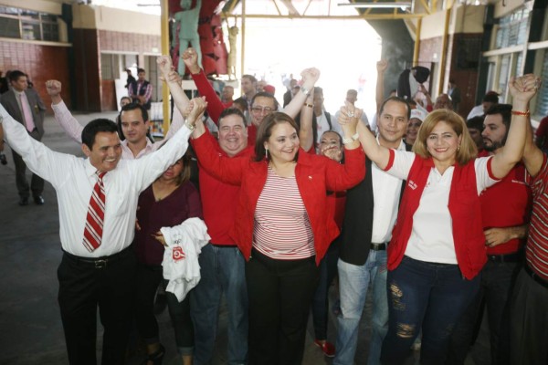 Liberales entregan planillas al TSE en medio de fiesta