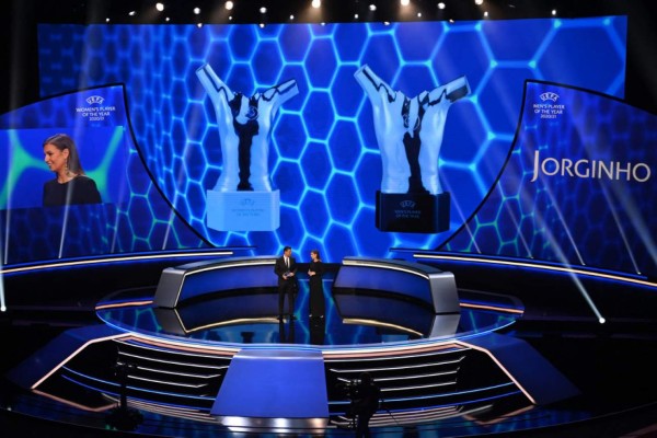 Chelsea's Italian midfielder Jorginho is awarded men's player of the year during the draw for the UEFA Champions League football tournament in Istanbul on August 26, 2021. (Photo by OZAN KOSE / AFP)