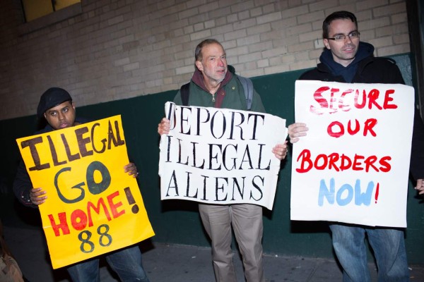 Antimigrantes rechazan medida migratoria: ¡Deporten a Obama!