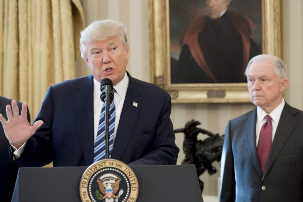 Trump acusa a McCain de 'alentar al enemigo' por criticar operación en Yemen