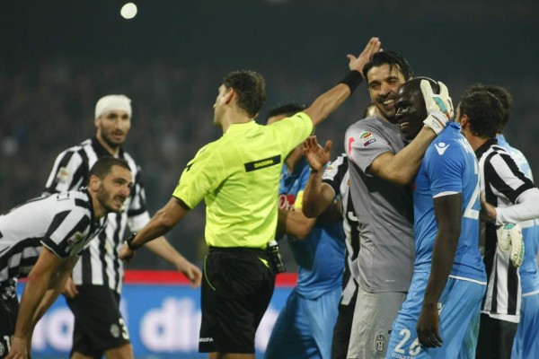 La Juve vence al Napoli y se aferra al liderato