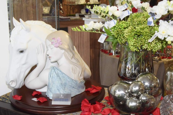 Tiendas Eleganza ofrece ameno coctel