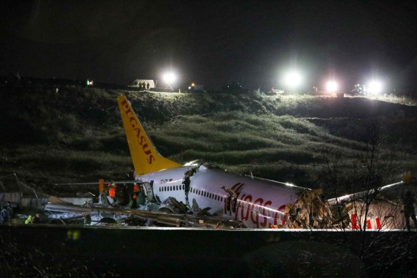 Video muestra momento en que avión se parte en tres al aterrizar en Turquía