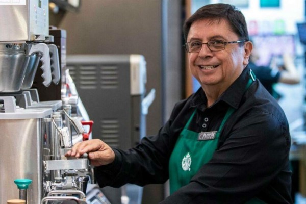 Starbucks abre su primera tienda operada por adultos mayores