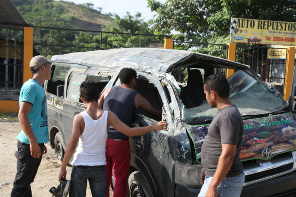 Grave motorista de rapidito tras volcar