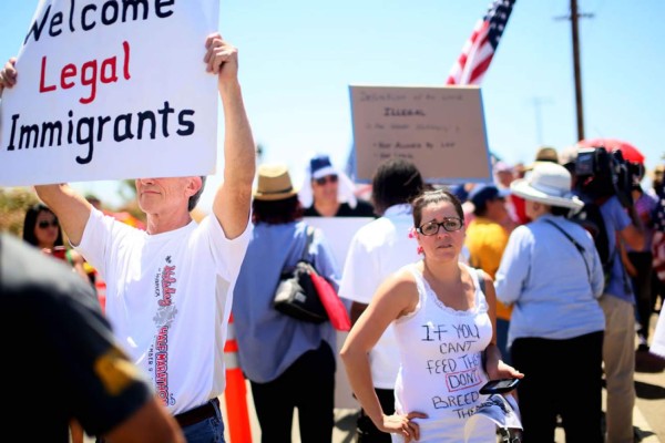 'Los indocumentados traen enfermedades a EUA': Antiinmigrantes en Murrieta