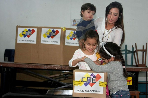 Esposas de dos alcaldes presos por protestas noquean al chavismo en comicios en Venezuela