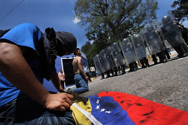 Estudiantes exigen a Maduro anular el 'uso de fuerza letal' contra manifestaciones