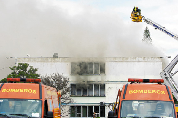 Llamas consumen facultad de Química en la Unah