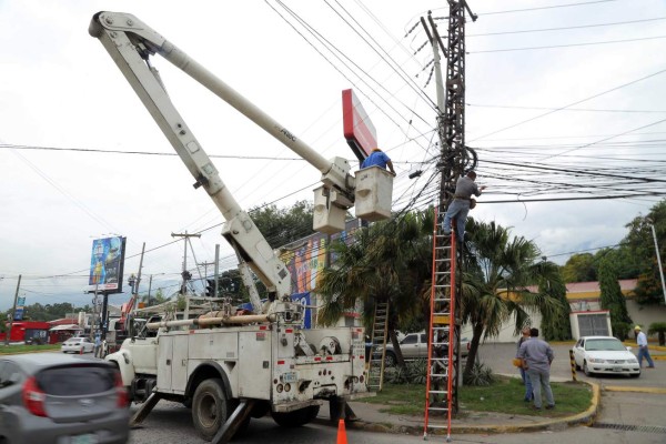 Cortan cables y remueven postes para seguir con la ampliación de trochas