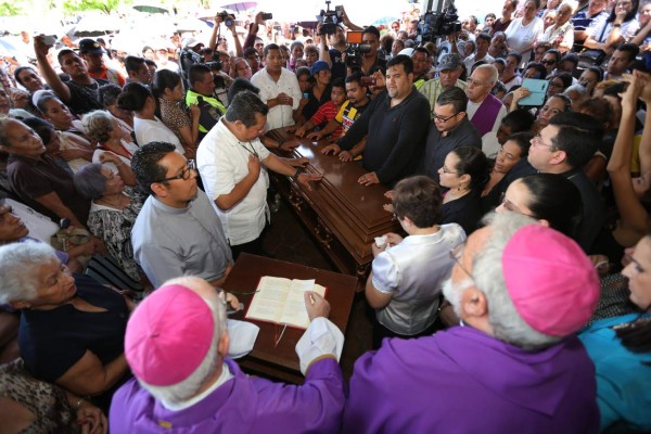 '¡Gracias, padre Saturnino Senis!”, dijeron en sepelio 2,500 feligreses