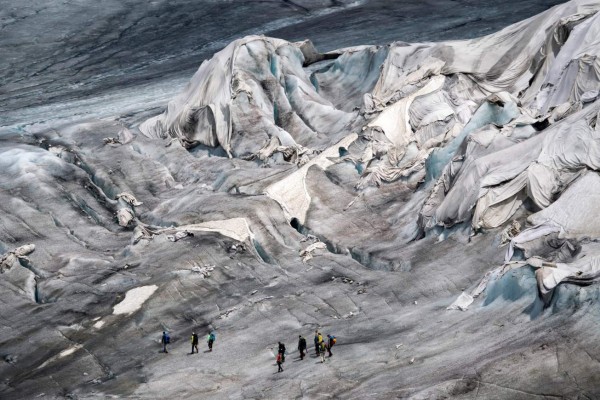 Cubren glaciar con sábana gigante para evitar que se derrita