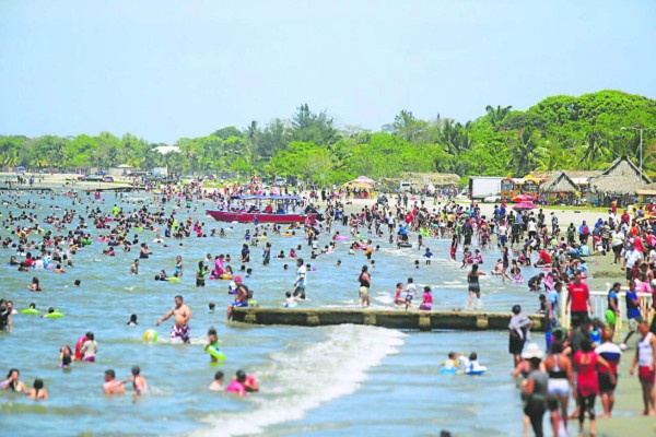 Para aplacar el calor, miles de veraneantes disfrutan de las aguas del mar. Fotos: Jordan Perdomo