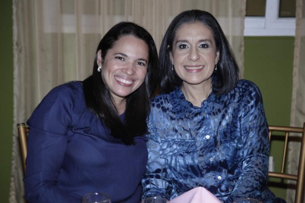 Obsequios y alegría para la cumpleañera