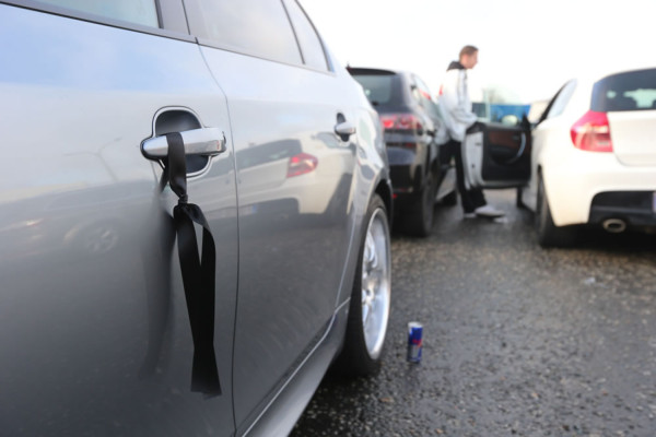 Miles homenajean al actor Paul Walker en el lugar donde falleció