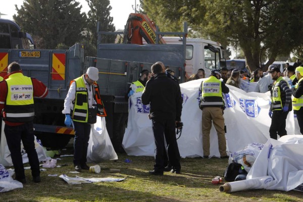 EDITORS NOTE: Graphic content / Israeli security forces and emergency personnel gather at the site of a vehicle-ramming attack in Jerusalem on January 8, 2017.A truck ploughed into a group of soldiers in Jerusalem in what police said was a 'possible terrorist attack' in which at least four were killed and a number of people injured. / AFP PHOTO / MENAHEM KAHANA